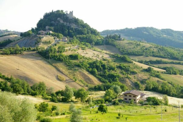 panorama del castello di Canossa con ai piedi il b&b casa di paglia